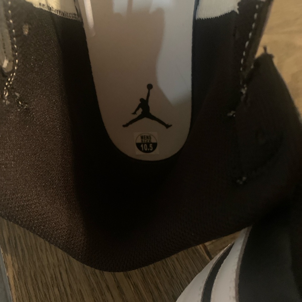 Jordan White and Black Classic Low-Top Sneakers - Picture 5 of 11